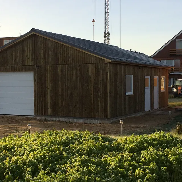 Garage mit Holzfassade und Fundament in Ostholstein – Bau und Betonarbeiten durch Bauunternehmen