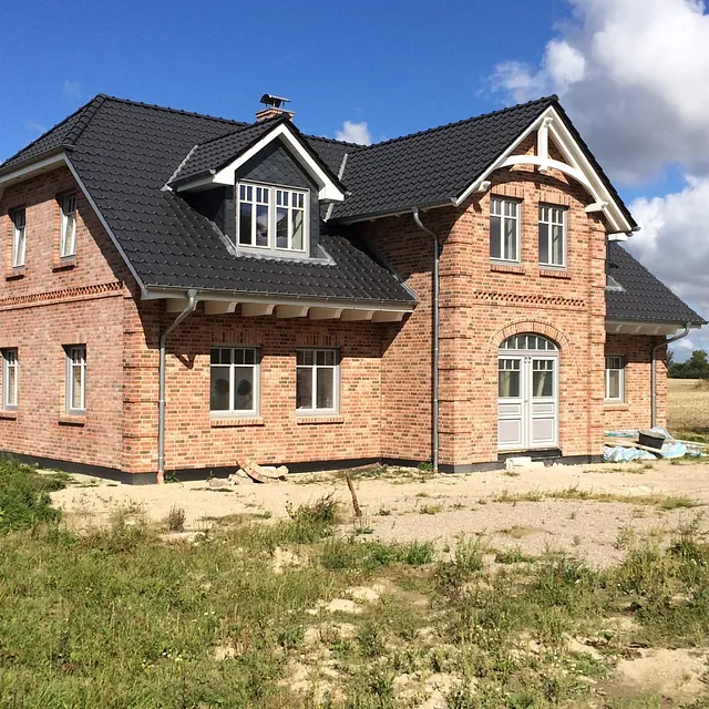 Klassisches Einfamilienhaus mit Klinkerfassade in Schleswig-Holstein – Maurerarbeiten vom Meisterbetrieb