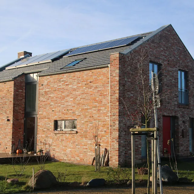Modernes Klinker-Einfamilienhaus mit Solaranlage in Ostholstein – Maurerarbeiten vom regionalen Bauunternehmen