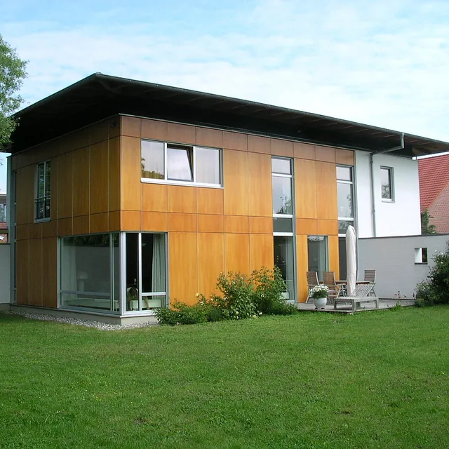 Wohngebäude mit Balkon und Putzfassade in Schleswig-Holstein – Massivbau vom regionalen Maurerbetrieb