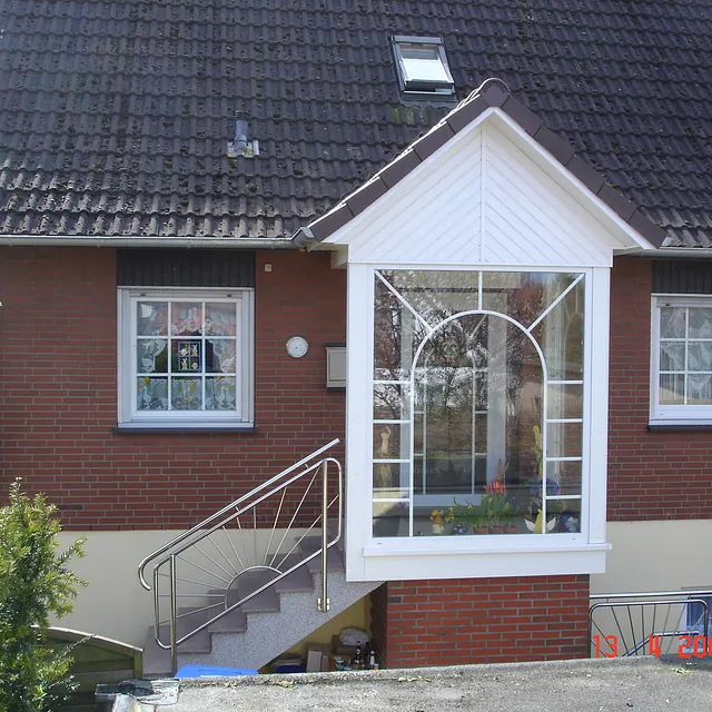 Hauseingang mit verglastem Erker und Klinkerfassade – Umbauarbeiten durch Maurerbetrieb in Schleswig-Holstein