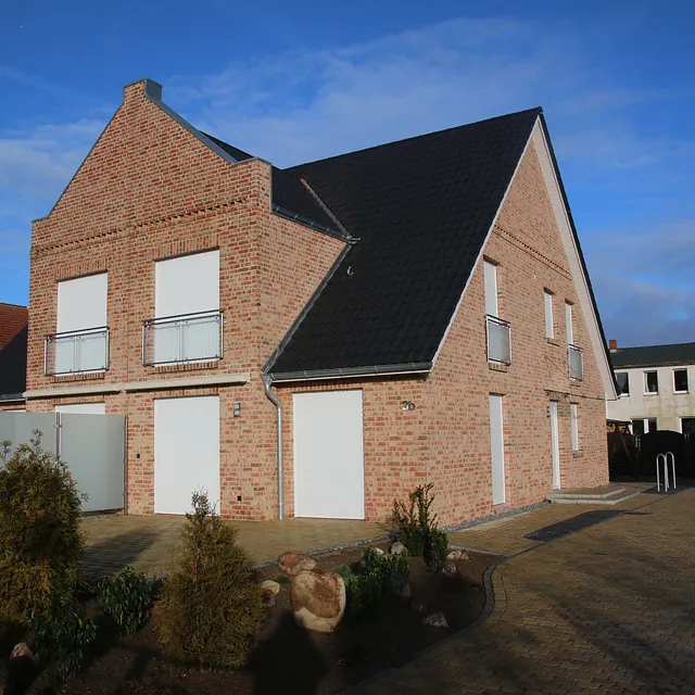 Moderne Wohnanlage mit Klinkerfassade in Ostholstein – präzise Maurerarbeiten für Wohnungsbau