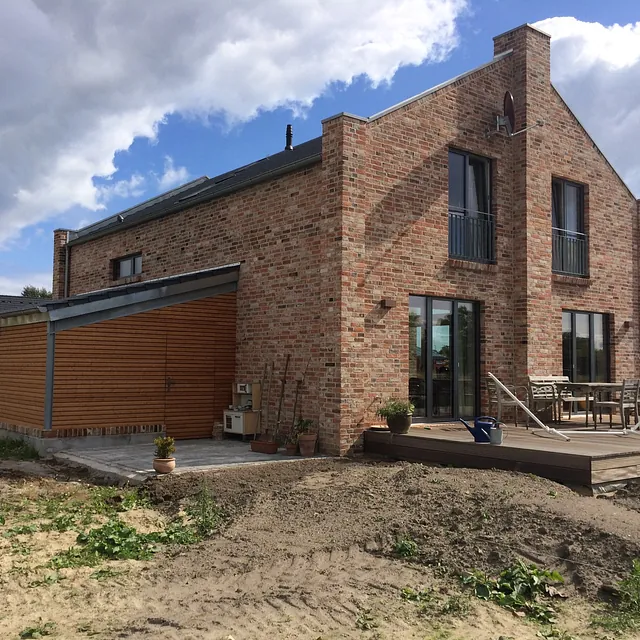 Einfamilienhaus mit Klinkerfassade und Holzgarage in Schleswig-Holstein – hochwertiger Hausbau durch Maurerbetrieb