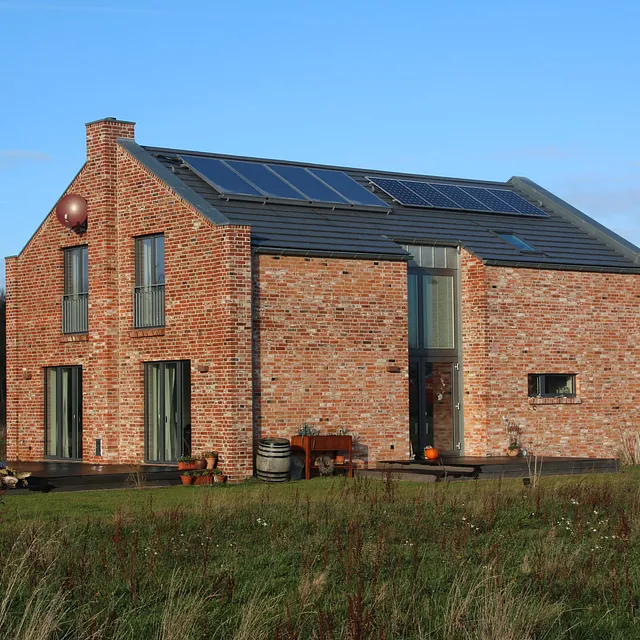 Modernes Klinkerhaus mit Solaranlage in Schleswig-Holstein – nachhaltiger Hausbau durch Bauunternehmen aus Ostholstein
