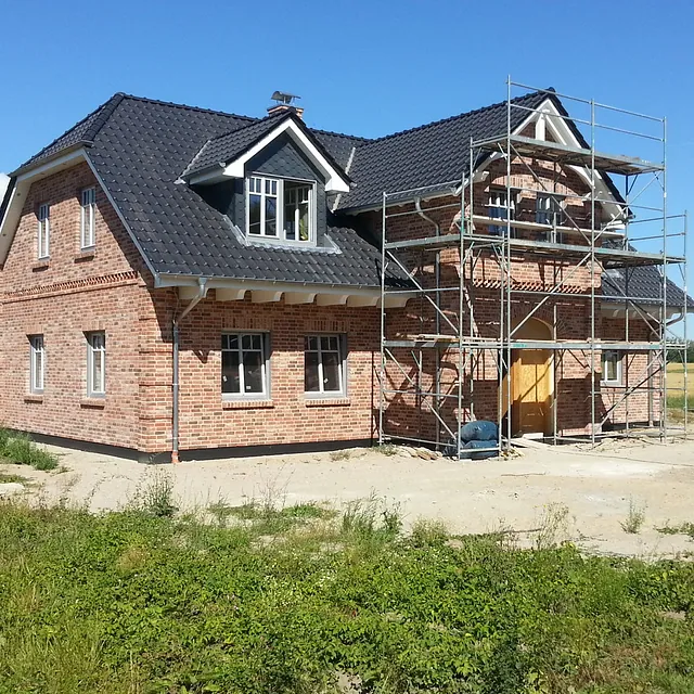 Klinkerneubau mit Gerüst in Ostholstein – Maurerarbeiten beim Einfamilienhaus durch Meisterbetrieb