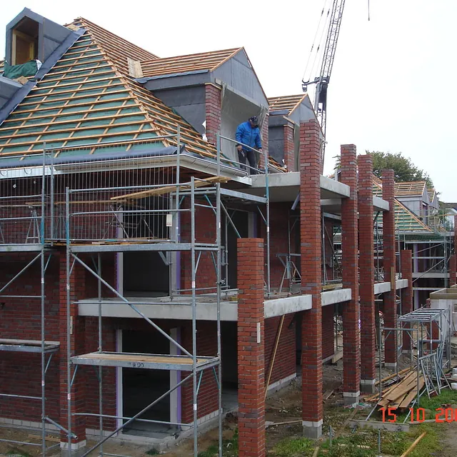 Mehrfamilienhaus im Rohbau mit Klinkermauerwerk in Ostholstein – Maurer- und Betonarbeiten auf der Baustelle