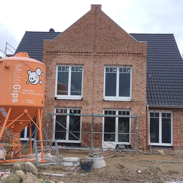 Einfamilienhaus im Rohbau mit Klinkermauerwerk – Maurerarbeiten durch Ewers Bau im norddeutschen Raum