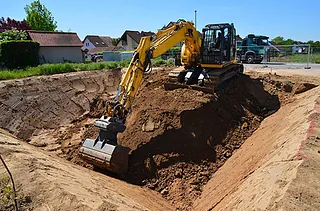 Erdarbeiten in Ostholstein – Bagger erstellt Baugrube.
