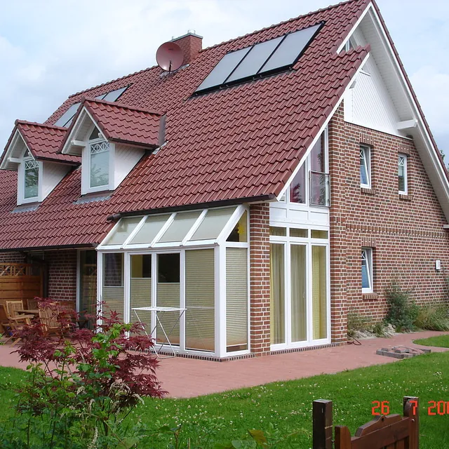 Einfamilienhaus mit Klinkerfassade und Wintergarten in Ostholstein – hochwertiger Hausbau durch Bauunternehmen