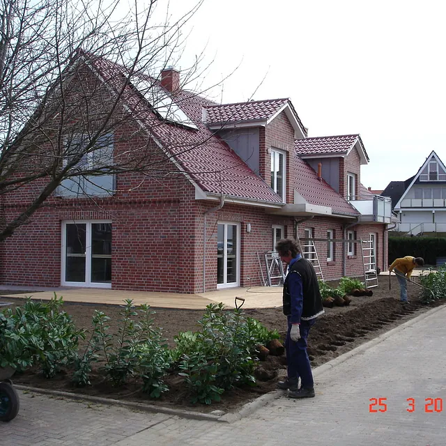 Klinker-Einfamilienhaus mit Außenanlagen in Schleswig-Holstein – Hausbau und Erdarbeiten aus einer Hand