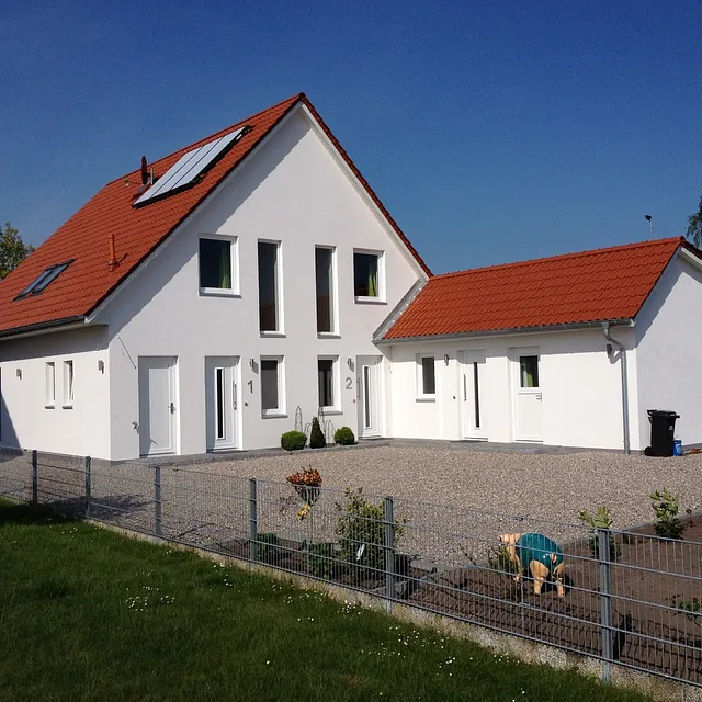 Modernes Doppelhaus mit Putzfassade in Ostholstein – Neubau durch erfahrenes Bauunternehmen